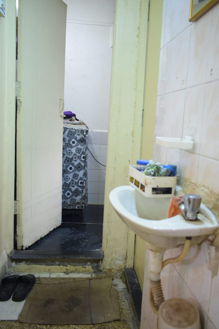 Bathroom, new nana peth 1 Bedroom 600 Sq.Ft. Apartment In New Nana Peth Pune 9061479