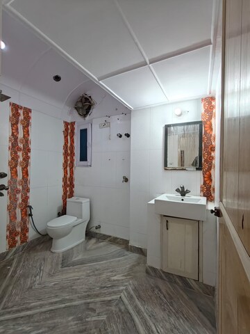 Attached Bathroom in 2 BHK Apartment at Mayur Vihar Phase 1 – for Rent