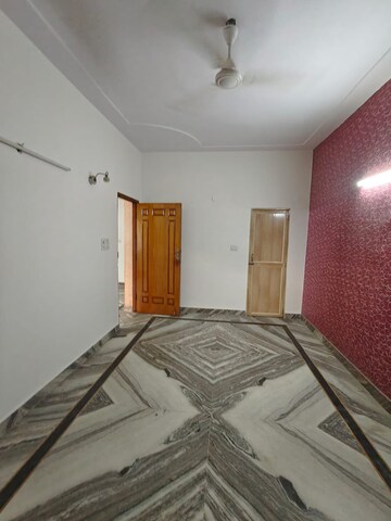 Room in 2 BHK Apartment at Mayur Vihar Phase 1 – for Rent