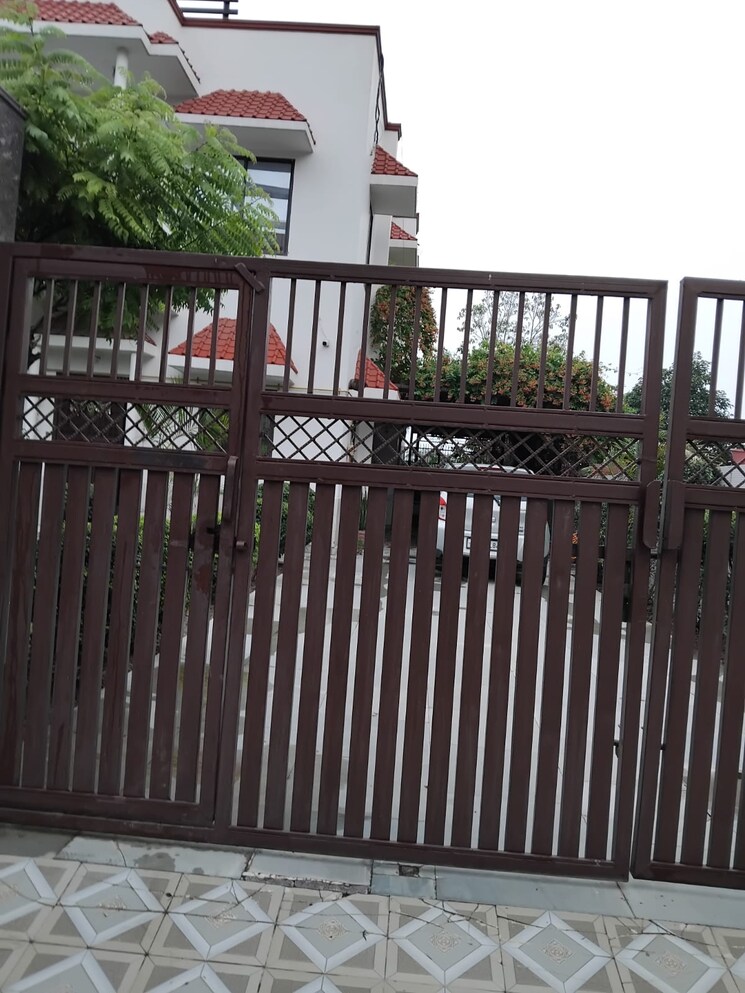 Balcony, delta iii greater noida 6 Bedroom 350 Sq.Mt. Independent House In Delta Iii Greater Noida Greater Noida 9061601