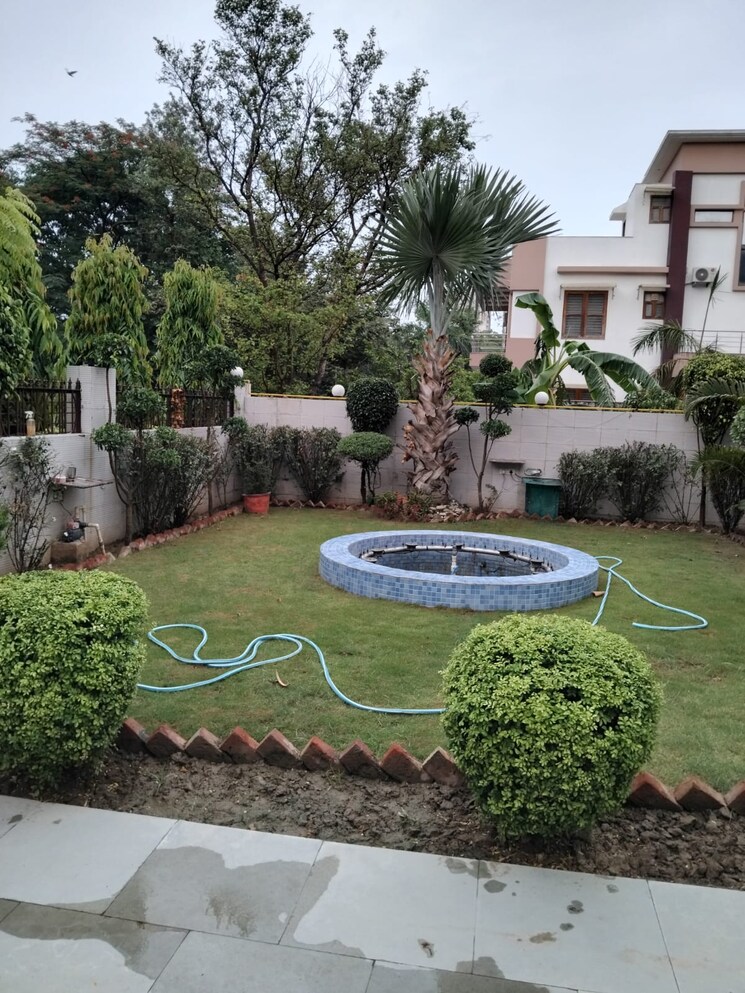 Garden, delta iii greater noida 6 Bedroom 350 Sq.Mt. Independent House In Delta Iii Greater Noida Greater Noida 9061601
