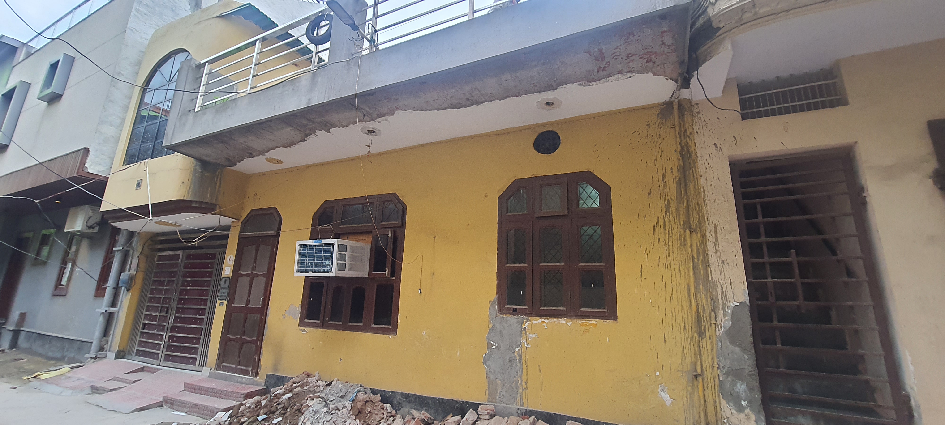 3.5 BHK + Servant Room Independent House For Sale in Ballabgarh Chawla Colony 
