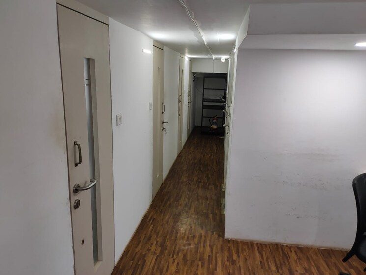 Room, remi-commercio Commercial Office Space 1800 Sq.Ft. In Andheri West Mumbai 9061828