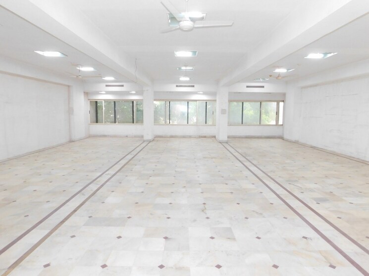  Parking, vasudev-apartment-andheri Commercial Office Space 4200 Sq.Ft. In Andheri East Mumbai 9061839