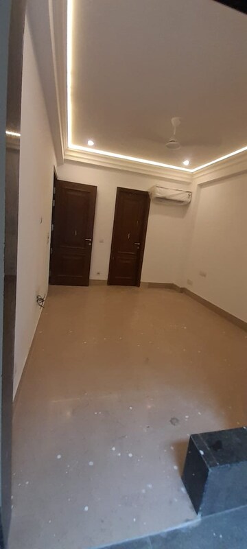 Room in 3 BHK Builder Floor at RWA Chittaranjan Park Block R, Chittaranjan Park – for Sale