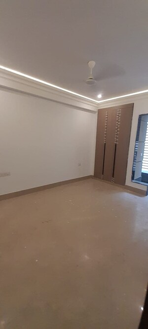 Room in 3 BHK Builder Floor at RWA Chittaranjan Park Block R, Chittaranjan Park – for Sale
