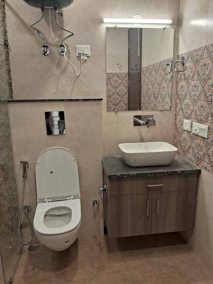 Bathroom, rwa-chittaranjan-park-block-r 3 Bedroom 160 Sq.Yd. Builder Floor In Chittaranjan Park Delhi 9061871