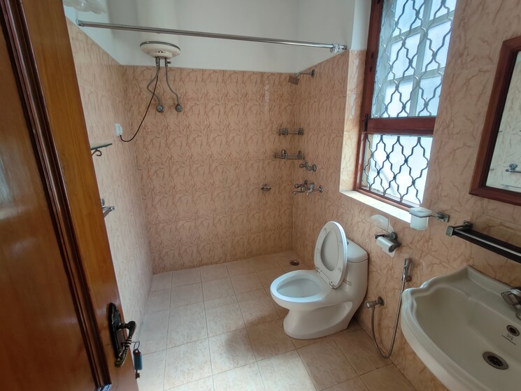 Bathroom, rbc-ii 3 Bedroom 302 Sq.Yd. Independent House In Sushant Lok I Gurgaon 9061895