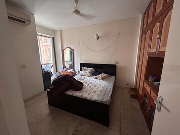 Bedroom in 4 BHK Apartment at DLF The Wellington Estate, Dlf Phase V – for Rent
