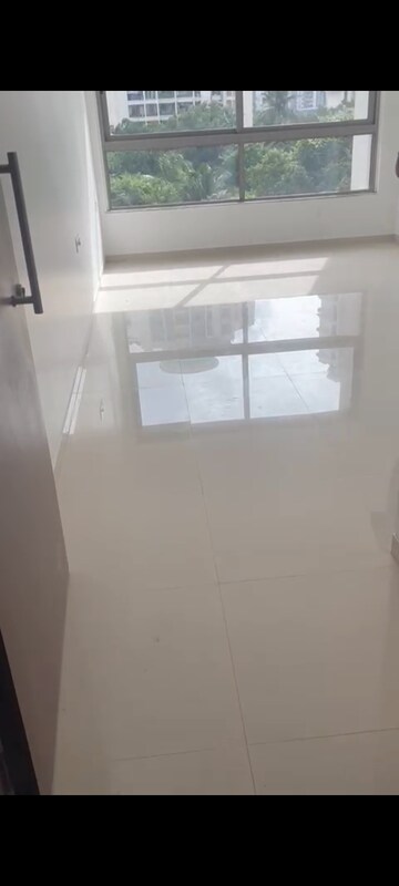 Room in 3 BHK Apartment at Kalpataru Immensa, Kolshet Road – for Rent
