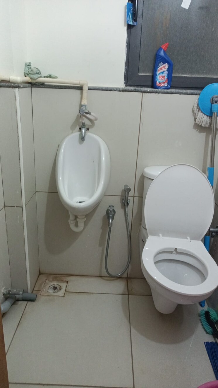 Bathroom, shivam-trade-center Commercial Office Space 630 Sq.Ft. In Ambli Ahmedabad 9061908
