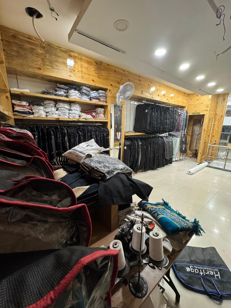  Parking, sahastradhara road Commercial Shop 1500 Sq.Ft. In Sahastradhara Road Dehradun 9061999