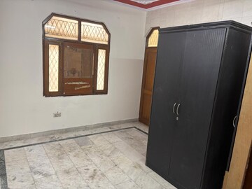 Room in 3 BHK Builder Floor at Laxmi Nagar – for Rent
