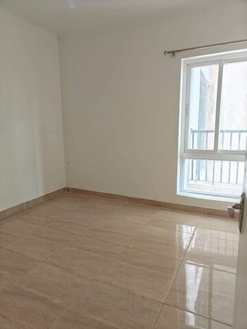 Room in 3 BHK Apartment at Gaur City 7th Avenue, Sector 4 Greater Noida – for Rent