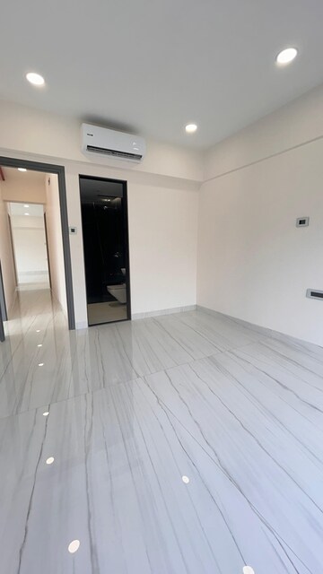 Room in 3 BHK Apartment at Mulund West – for Sale