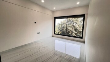 Room in 3 BHK Apartment at Mulund West – for Sale