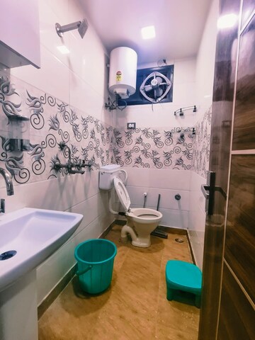 Attached Bathroom in 3 BHK Builder Floor at Dwarka Mor – for Rent