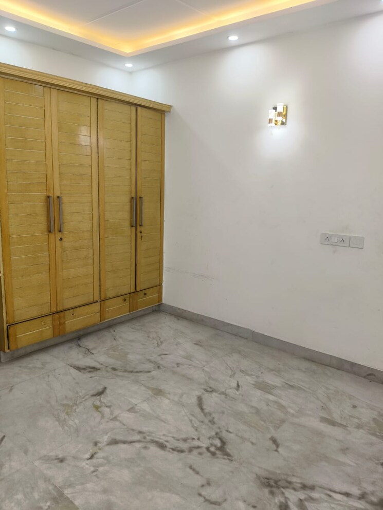 Room, tara-apartments 2 Bedroom 100 Sq.Yd. Builder Floor In Kalkaji Delhi 9062291