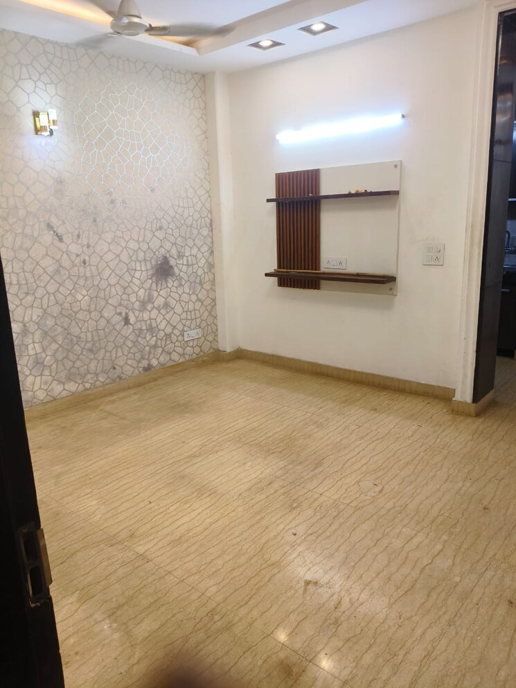 Room, tara-apartments 2 Bedroom 100 Sq.Yd. Builder Floor In Kalkaji Delhi 9062291