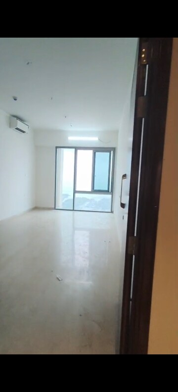 Room in 2 BHK Apartment at Piramal Aranya, Byculla – for Rent