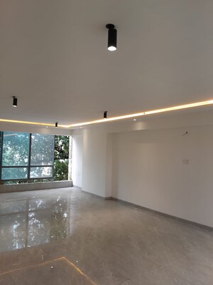 Furnished Amenities in  Office Space at HM 101 Boulverd, Kandivali East – for Sale