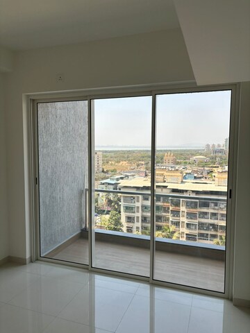 Room in 3 BHK Apartment at L And T Seawoods Residences, Seawoods – for Sale