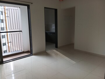 Room in 2 BHK Apartment at Runwal Eirene, Balkum Pada – for Rent