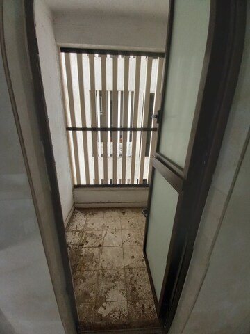 Room in 2 BHK Apartment at Raymond Ten X Habitat, Pokhran Road No Two – for Rent