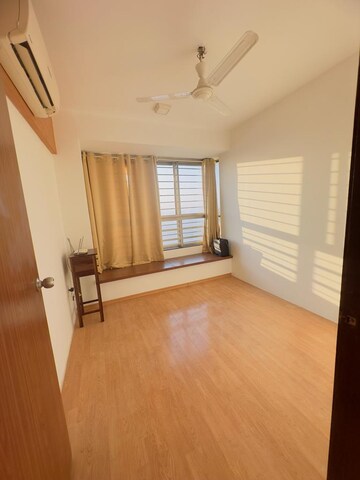 Room in 2.5 BHK Apartment at Oberoi Realty Splendor, Andheri East – for Rent