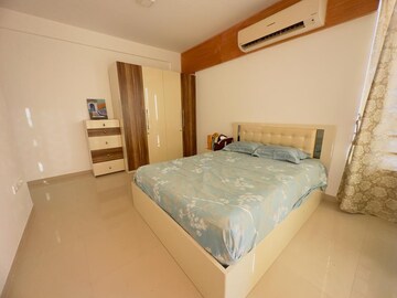 Bedroom in 2.5 BHK Apartment at Oberoi Realty Splendor, Andheri East – for Rent