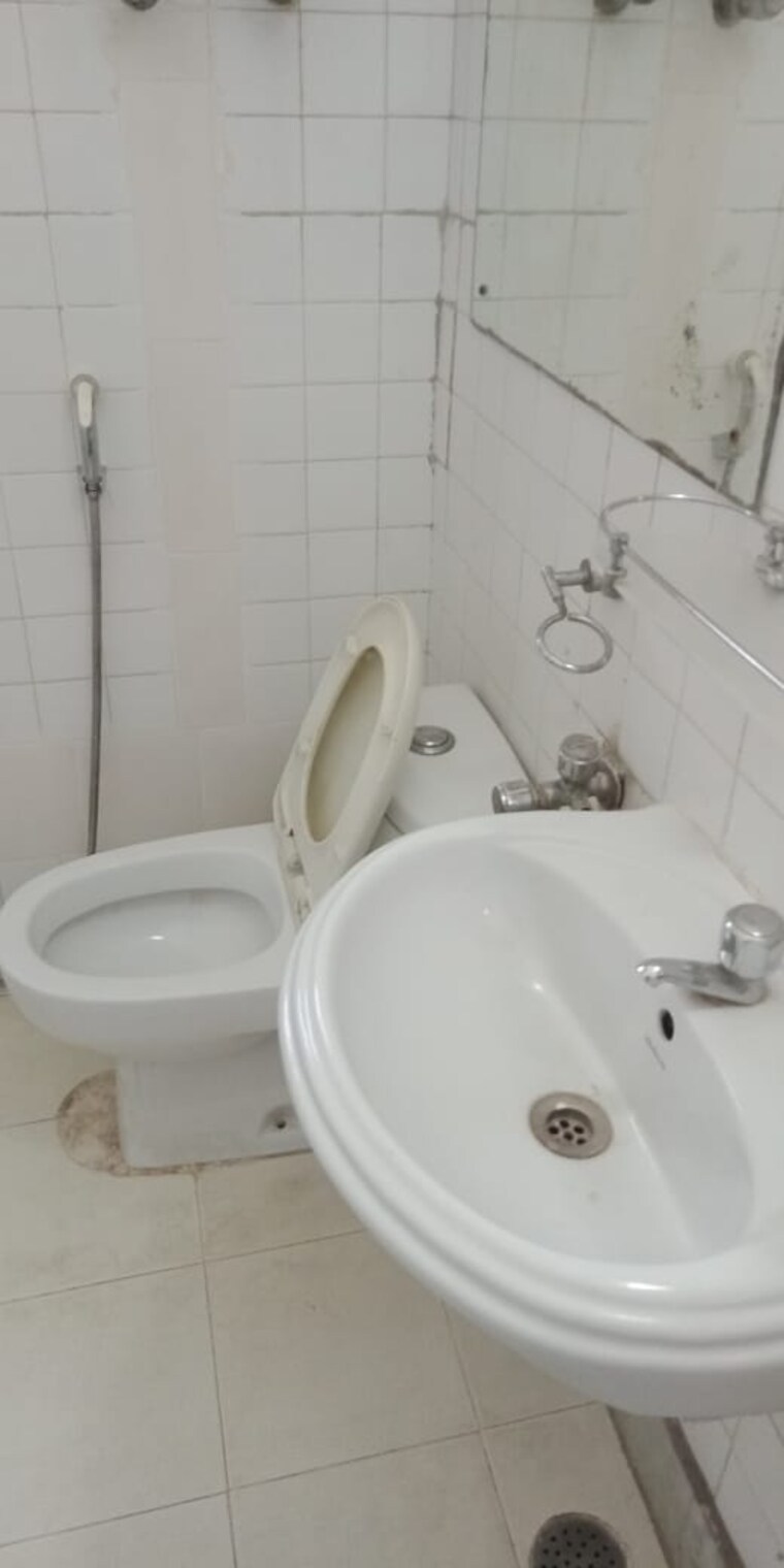 Bathroom, greater kailash i 3 Bedroom 1800 Sq.Ft. Builder Floor In Greater Kailash I Delhi 9062709