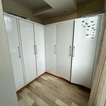 Room in 3 BHK Builder Floor at South Extension ii – for Rent