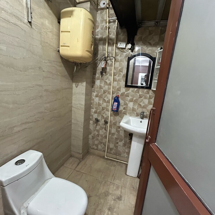 Washroom, south extension i Commercial Office Space 1800 Sq.Ft. In South Extension I Delhi 9062812