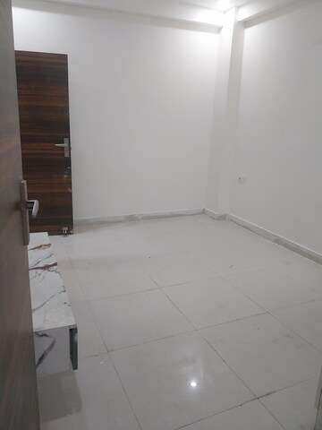 Building Lobby in 1 BHK Builder Floor at Lucky The Palm Valley, Sector 1 Greater Noida – for Rent