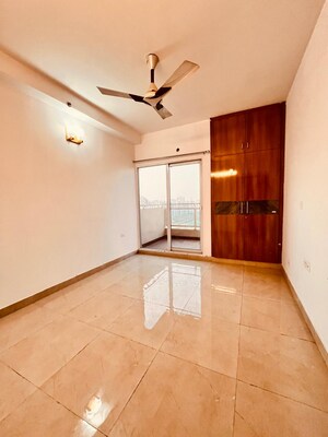 Room in 3 BHK Apartment at Elite Golf Green, Sector 79 – for Sale