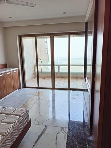 Room in 6 BHK Apartment at Oberoi Sky Gardens, Andheri West – for Sale