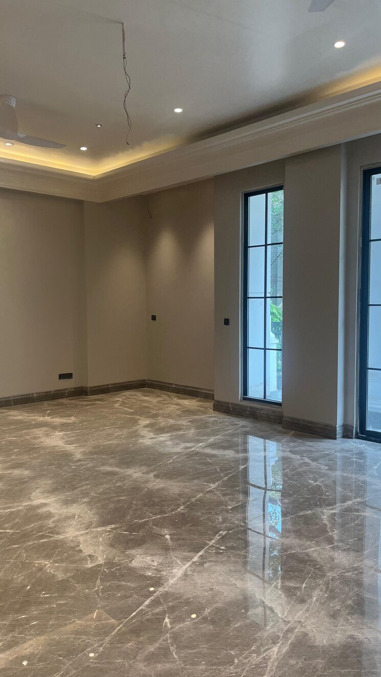 Living Room, defence colony 3 Bedroom 325 Sq.Yd. Builder Floor In Defence Colony Delhi 9062965