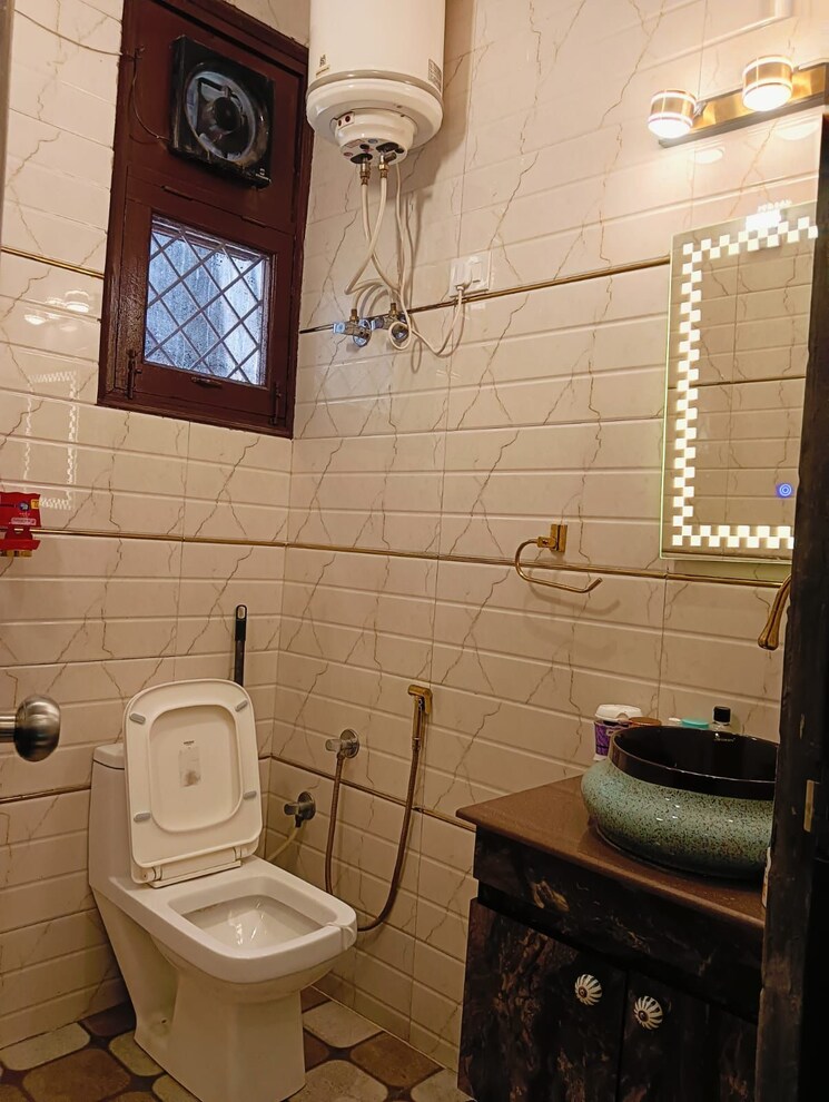 Bathroom, sector 56 2.5 Bedroom 180 Sq.Yd. Builder Floor In Sector 56 Gurgaon 9062977