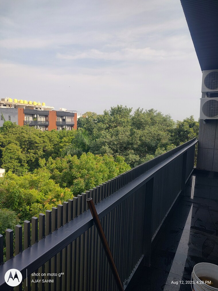 Garden, shanti kunj 5 Bedroom 3200 Sq.Ft. Builder Floor In Shanti Kunj Delhi 9062981