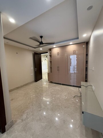 Room in 3 BHK Builder Floor at South Extension ii – for Sale