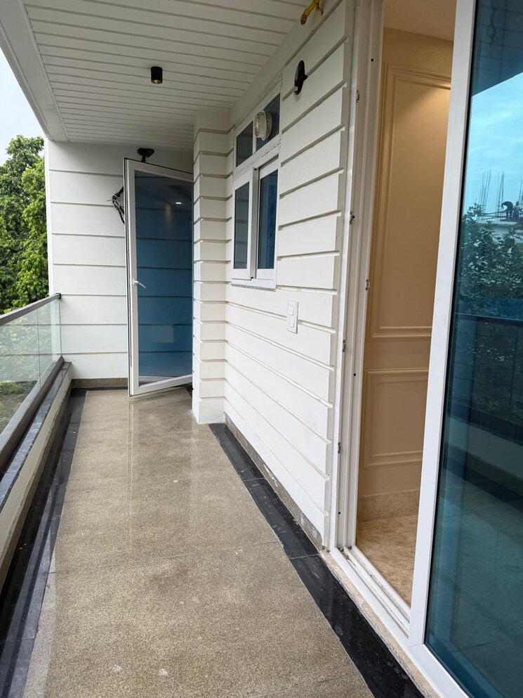 Balcony, south extension ii 3 Bedroom 1800 Sq.Ft. Builder Floor In South Extension ii Delhi 9063113