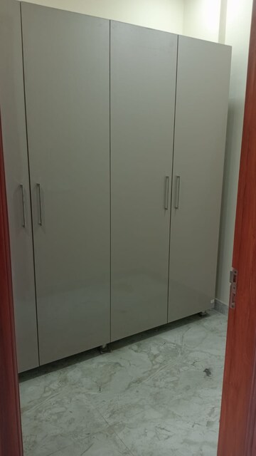 Room in 3 BHK Builder Floor at Sector 14 – for Rent