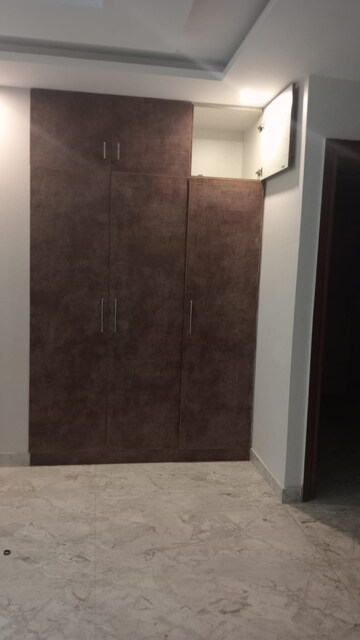 Room in 3 BHK Builder Floor at Sector 14 – for Rent