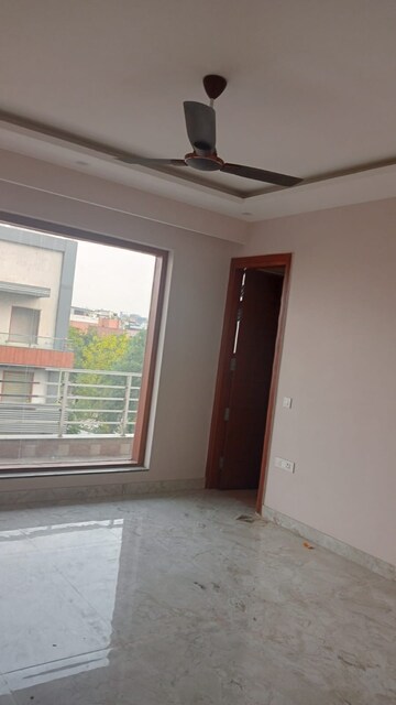 Room in 3 BHK Builder Floor at Sector 14 – for Rent
