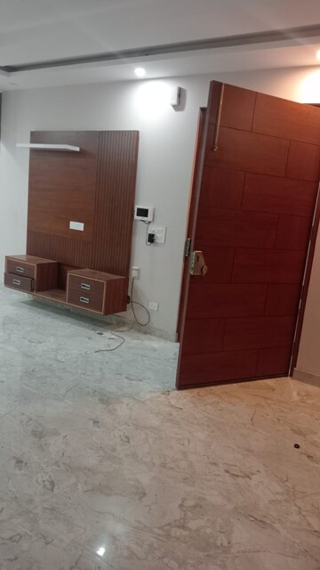 Room in 3 BHK Builder Floor at Sector 14 – for Rent