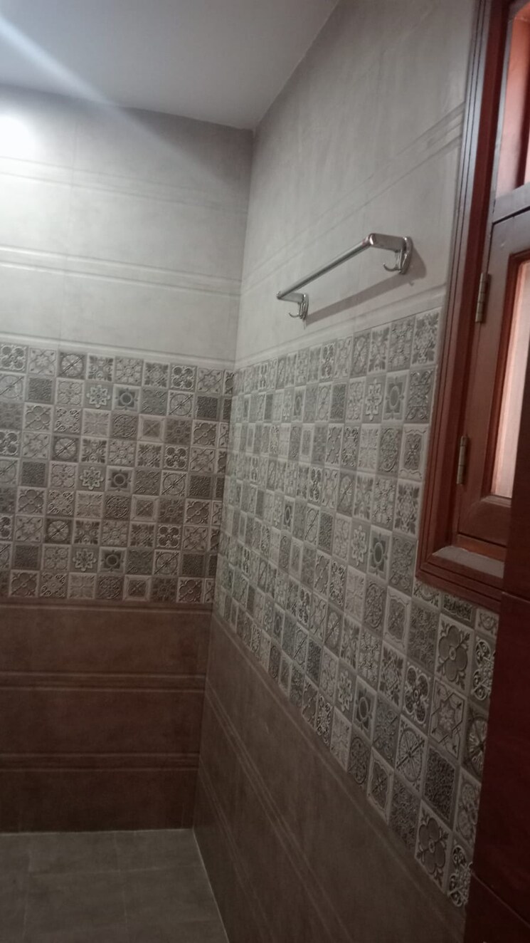 Bathroom, sector 14 3 Bedroom 2200 Sq.Ft. Builder Floor In Sector 14 Gurgaon 9063115