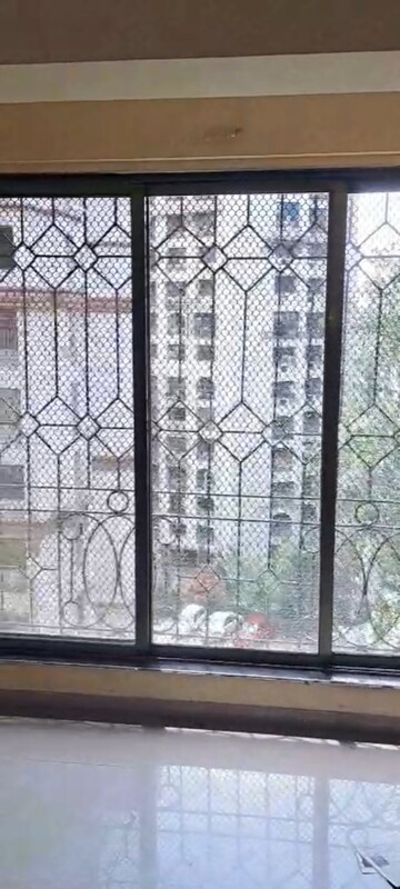 Room in 2 BHK Apartment at Chanchal Kalyan Complex, Yari Road – for Rent