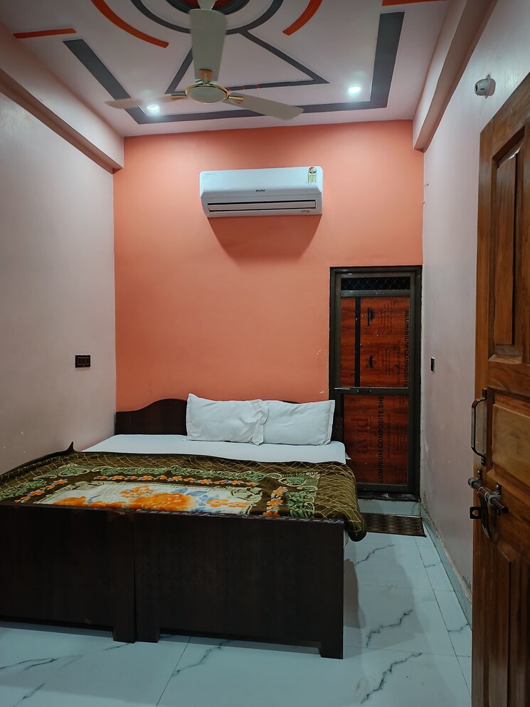 Bedroom, vineet khand Pg For Girls In Vineet Khand 9063182