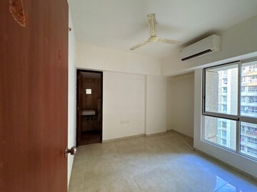 Room in 1 BHK Apartment at Lodha Amara, Sandoz Baug – for Rent