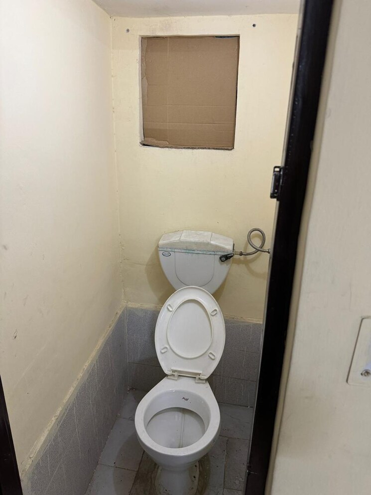 Attached Bathroom, sector 23 dwarka 1 Bedroom 400 Sq.Ft. Apartment In Sector 23 Dwarka Delhi 9063320